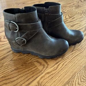 Sorel Joan of Arctic Wedge ll buckle boots. Size 9